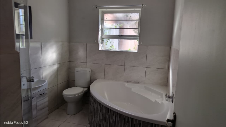 To Let 4 Bedroom Property for Rent in Wavecrest Eastern Cape